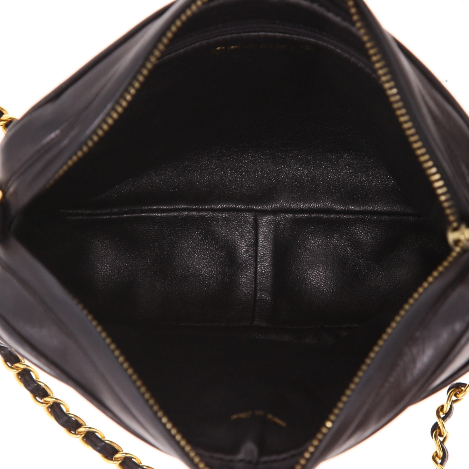 Chanel Camera shoulder bag in black quilted leather - Detail D3