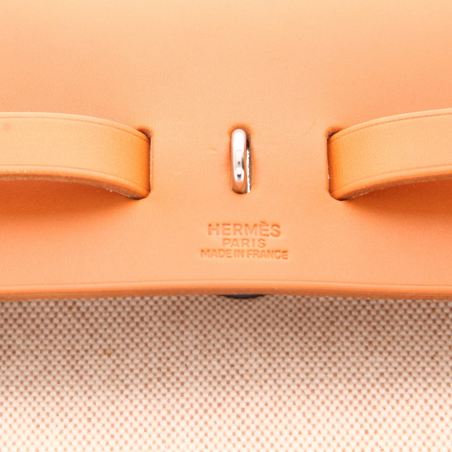 Bolso para llevar al hombro o en la mano Hermès  Herbag en lona beige y cuero natural - Detail D2