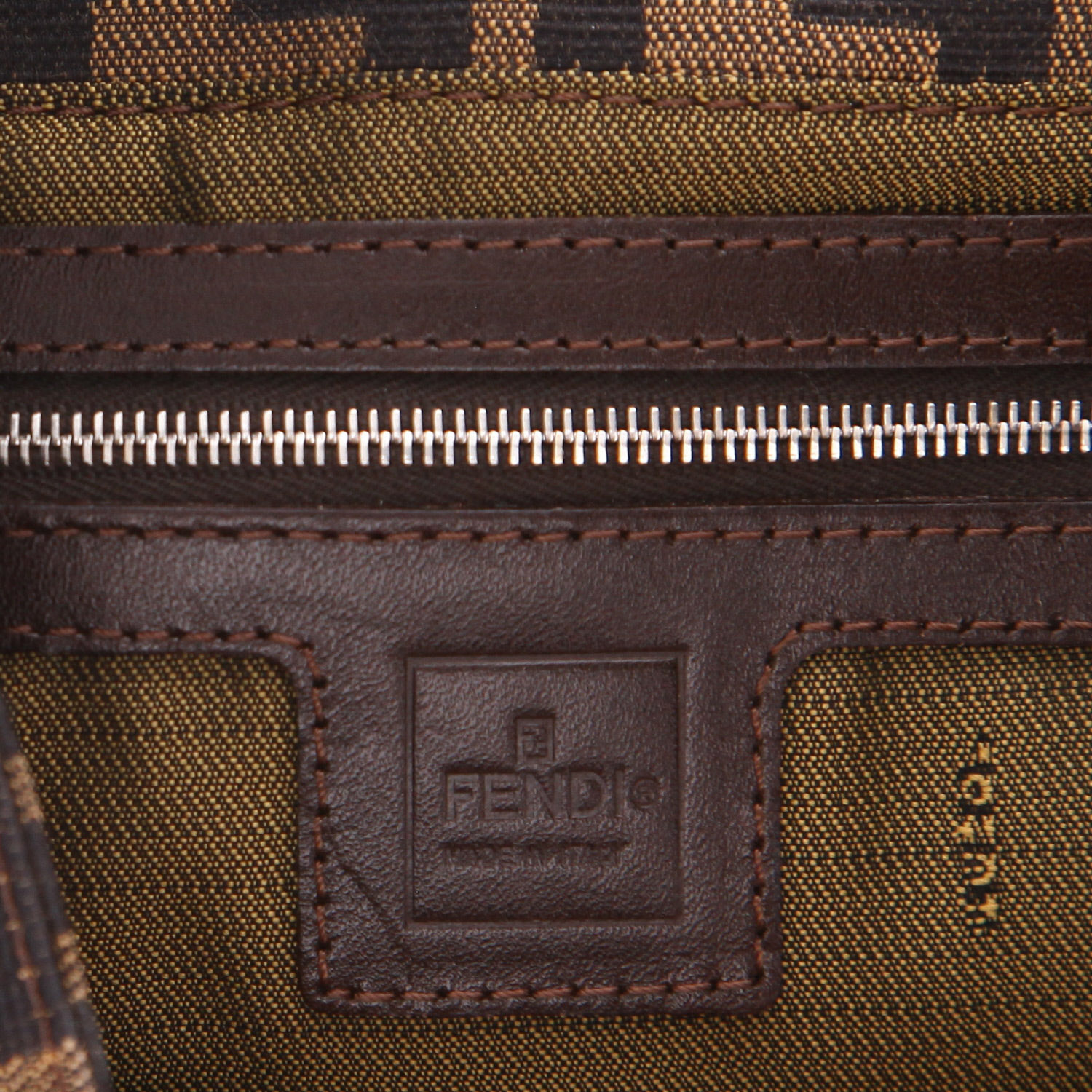 Sac à main Fendi  Baguette en toile siglée marron et cuir marron - Detail D2