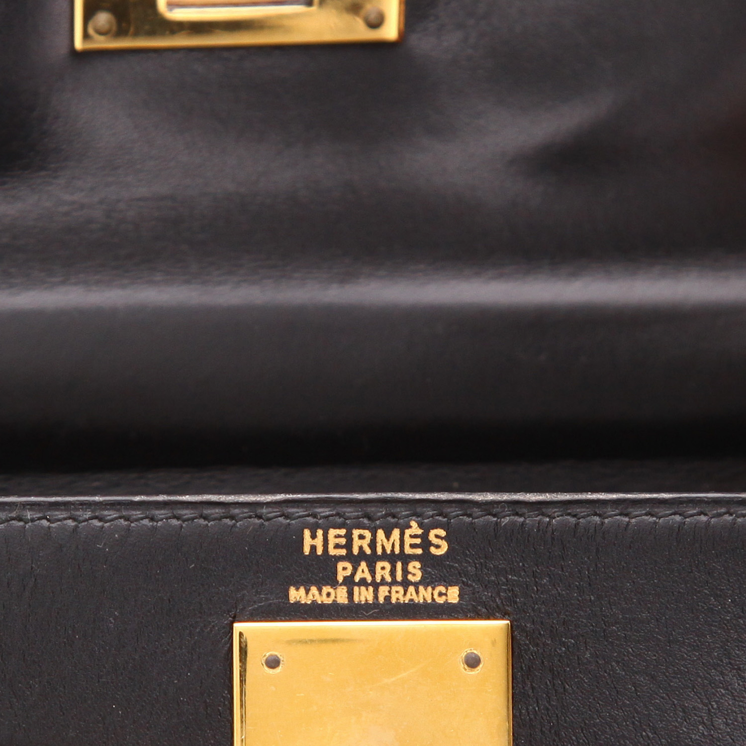 Bolso de mano Hermès  Kelly 28 cm en cuero box negro - Detail D2