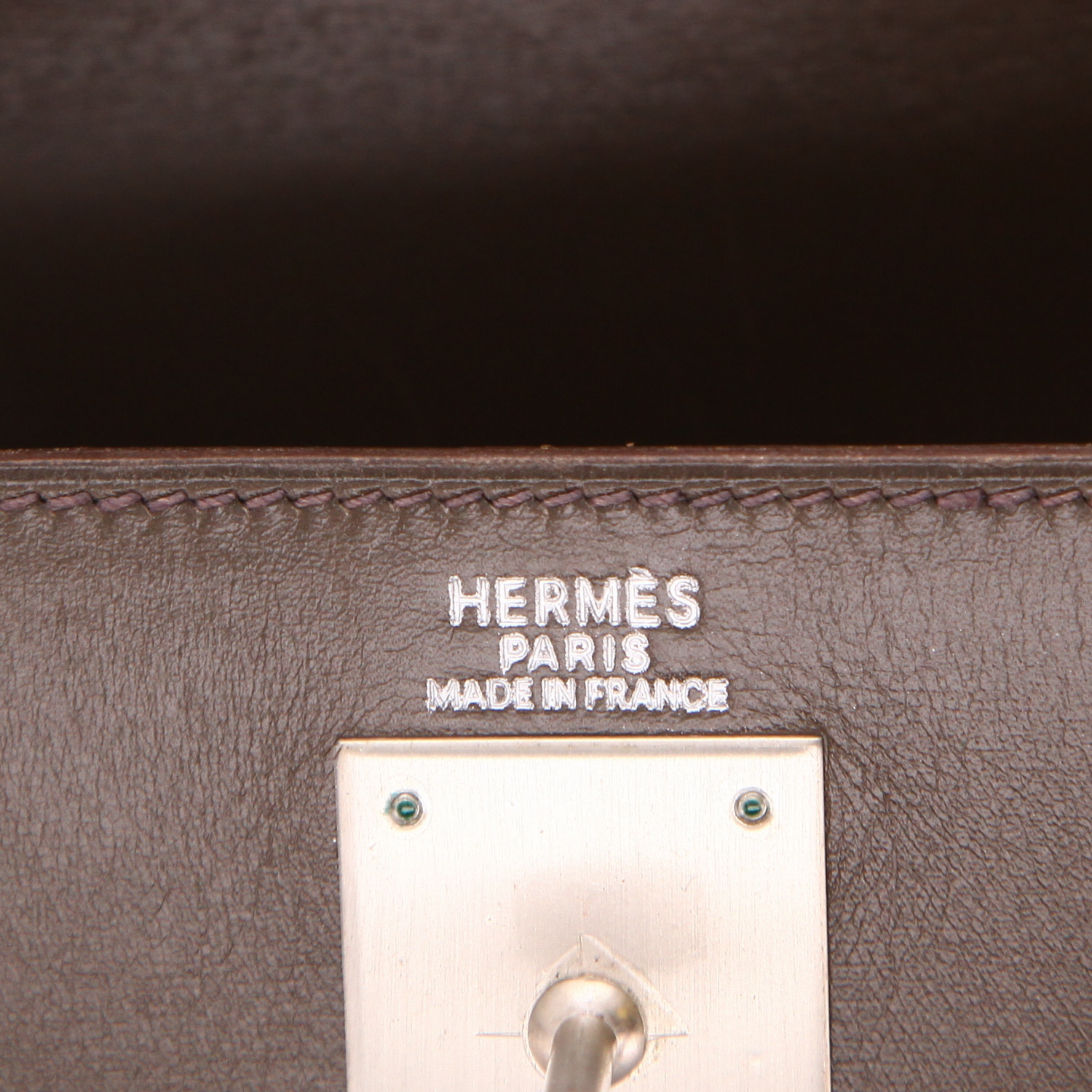 Bolso de mano Hermès  Kelly 32 cm en cuero box caqui - Detail D2