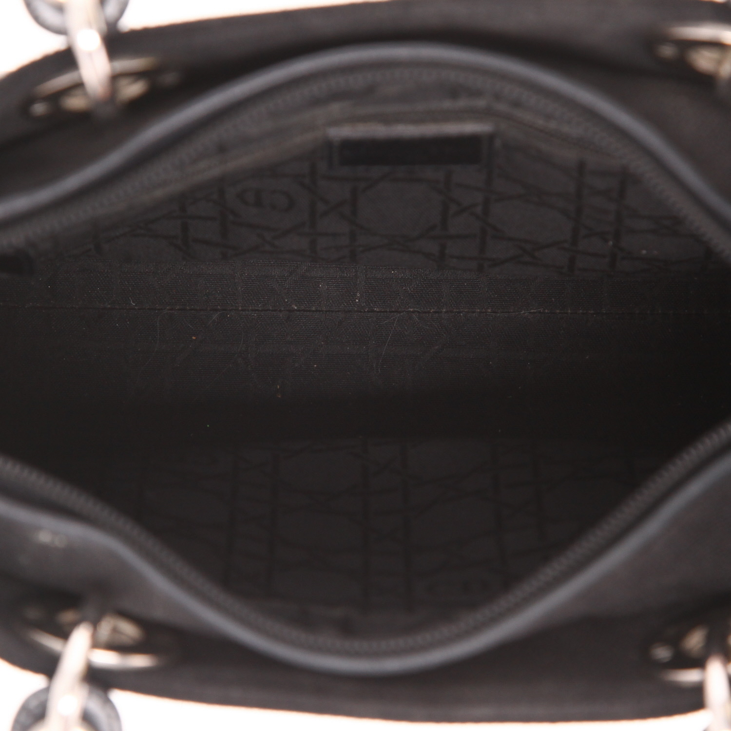 Bolso de mano Dior  Lady Dior en lona negra y charol negro - Detail D3
