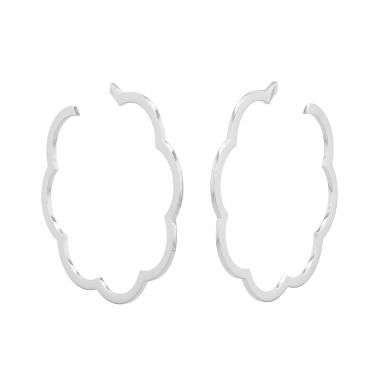 Paire de créoles Chanel Camelia en or blanc