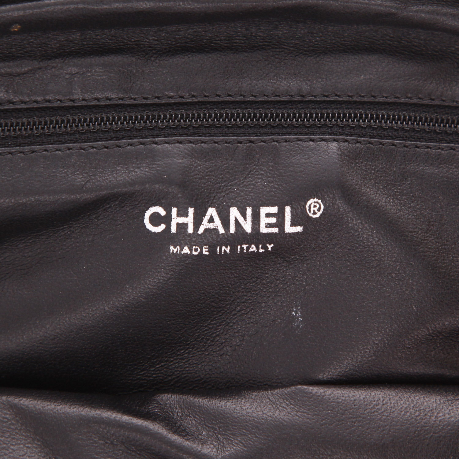 Pochette Chanel Mademoiselle en cuir matelassé noir - Detail D2