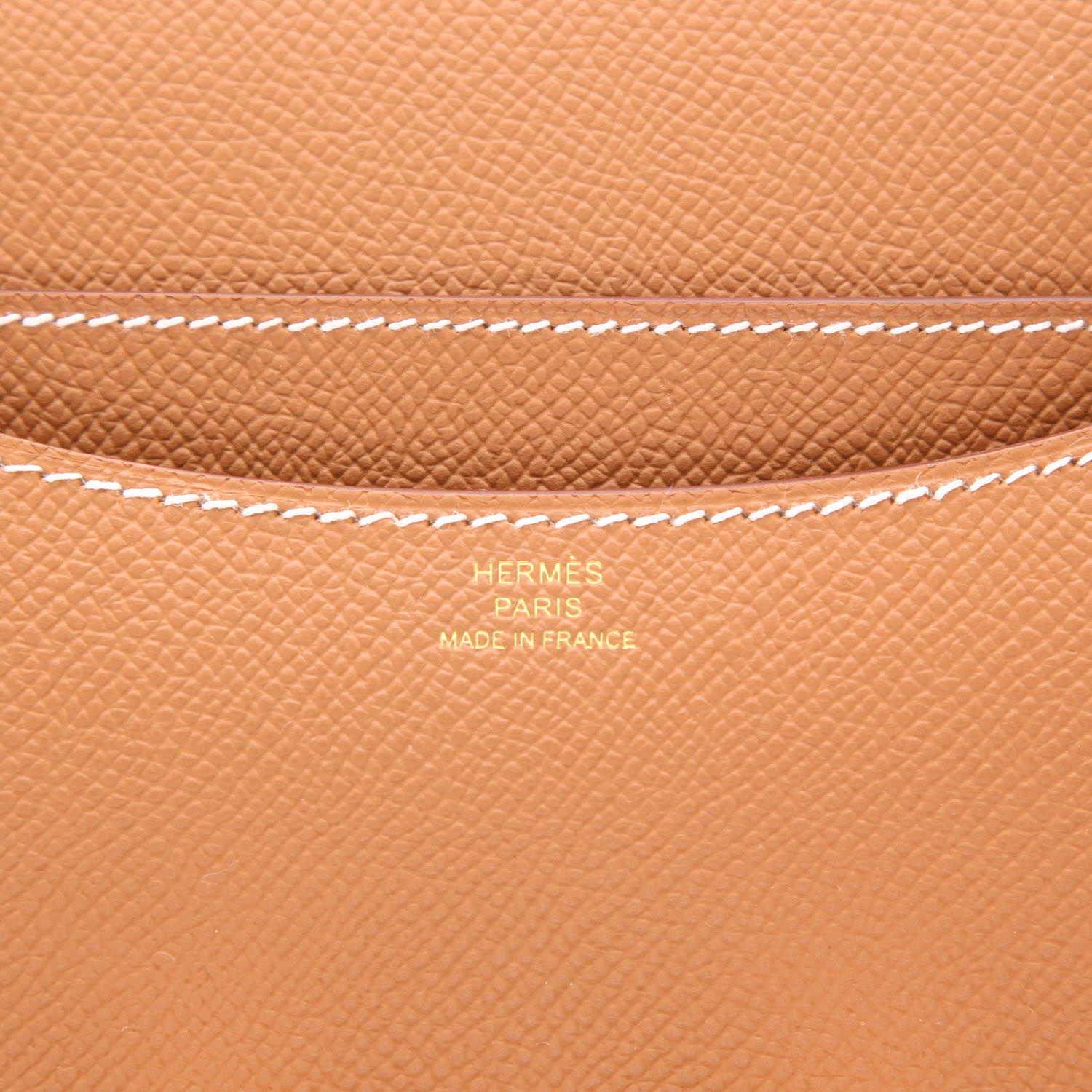 Bolso de mano Hermès  Constance mini  en cuero epsom color oro - Detail D2