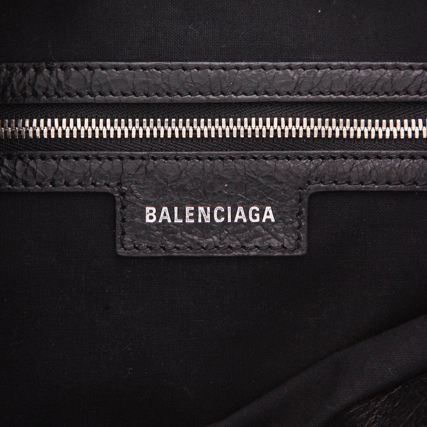 Balenciaga Cagole large model shoulder bag in black burnished leather - Detail D2