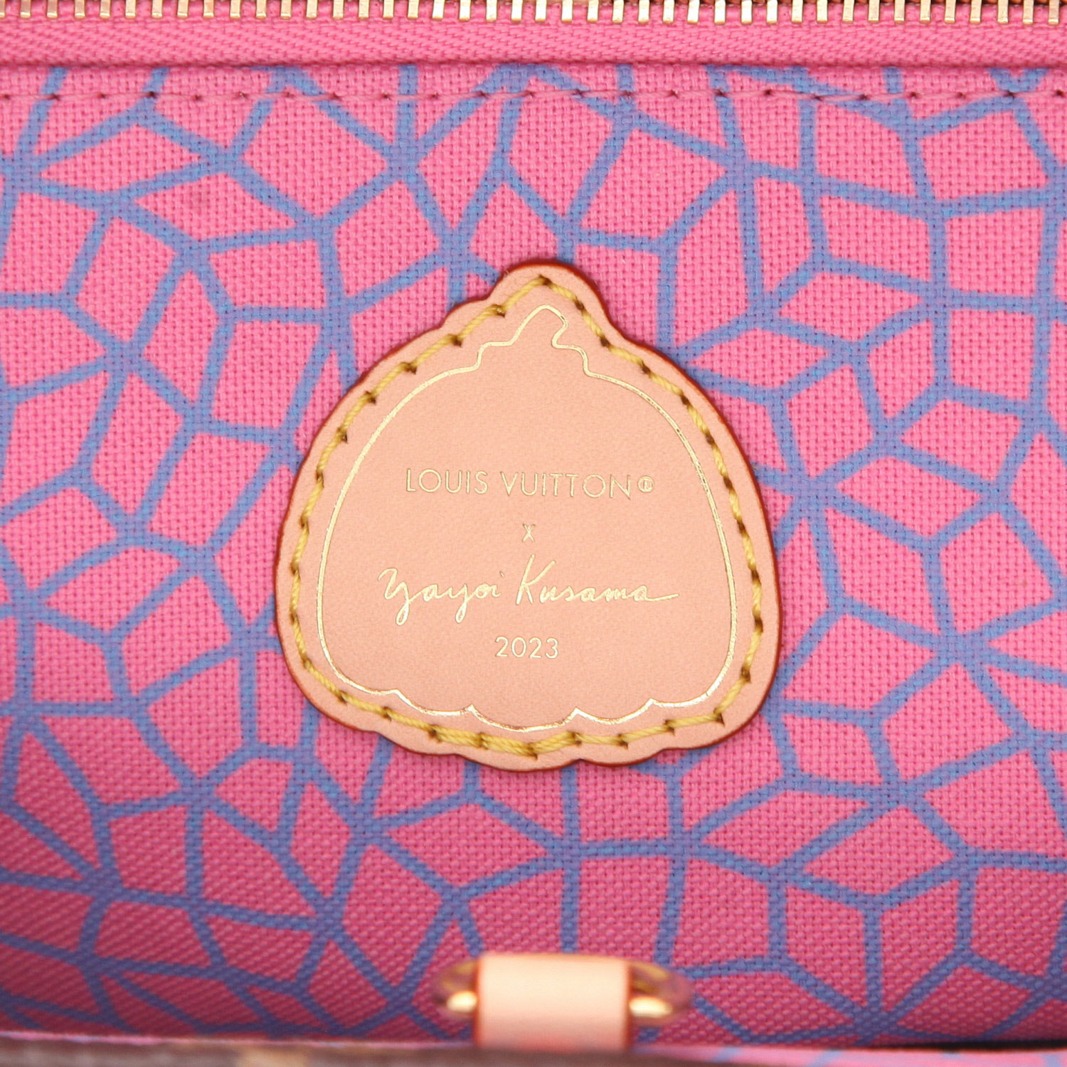 Bolso de mano Louis Vuitton X Yayoi Kusama Onthego en lona Monogram marrón - Detail D2