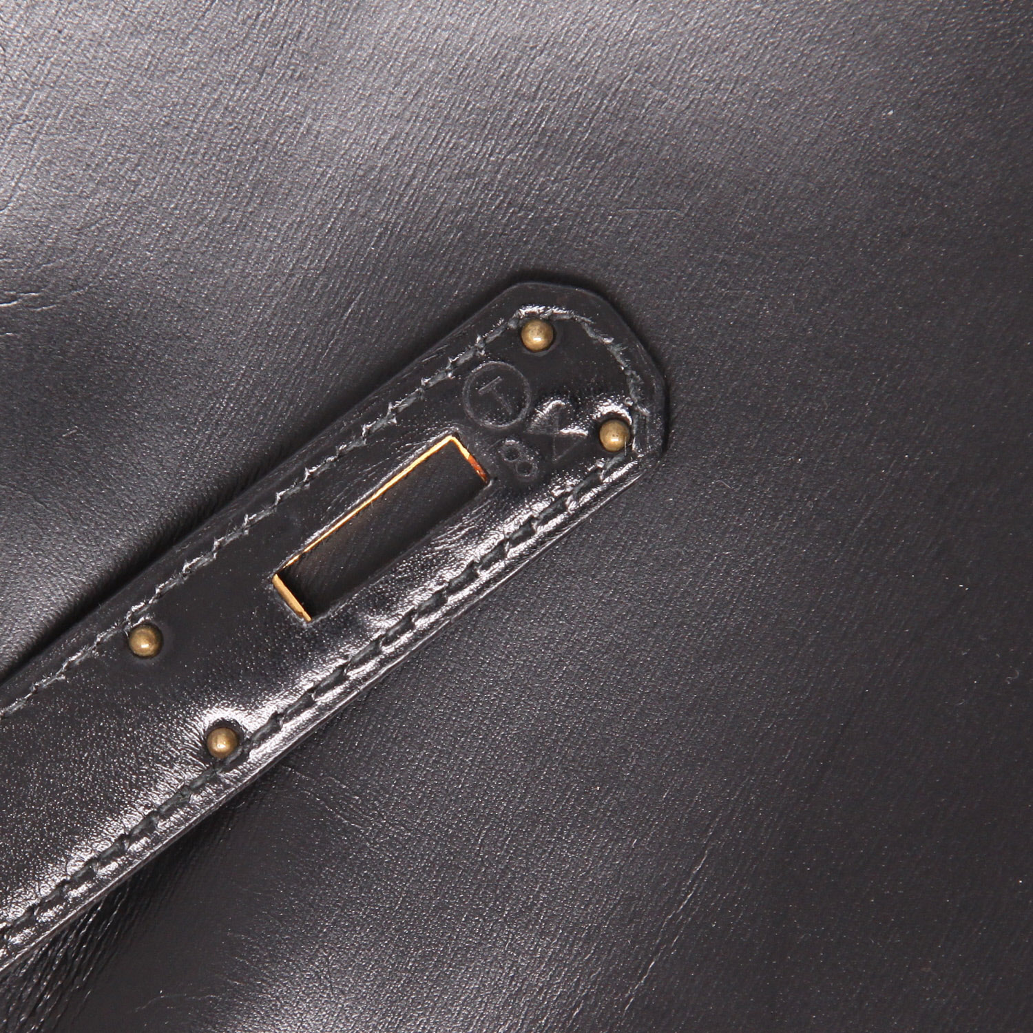 Bolso de mano Hermès  Kelly 28 cm en cuero box negro - Detail D4