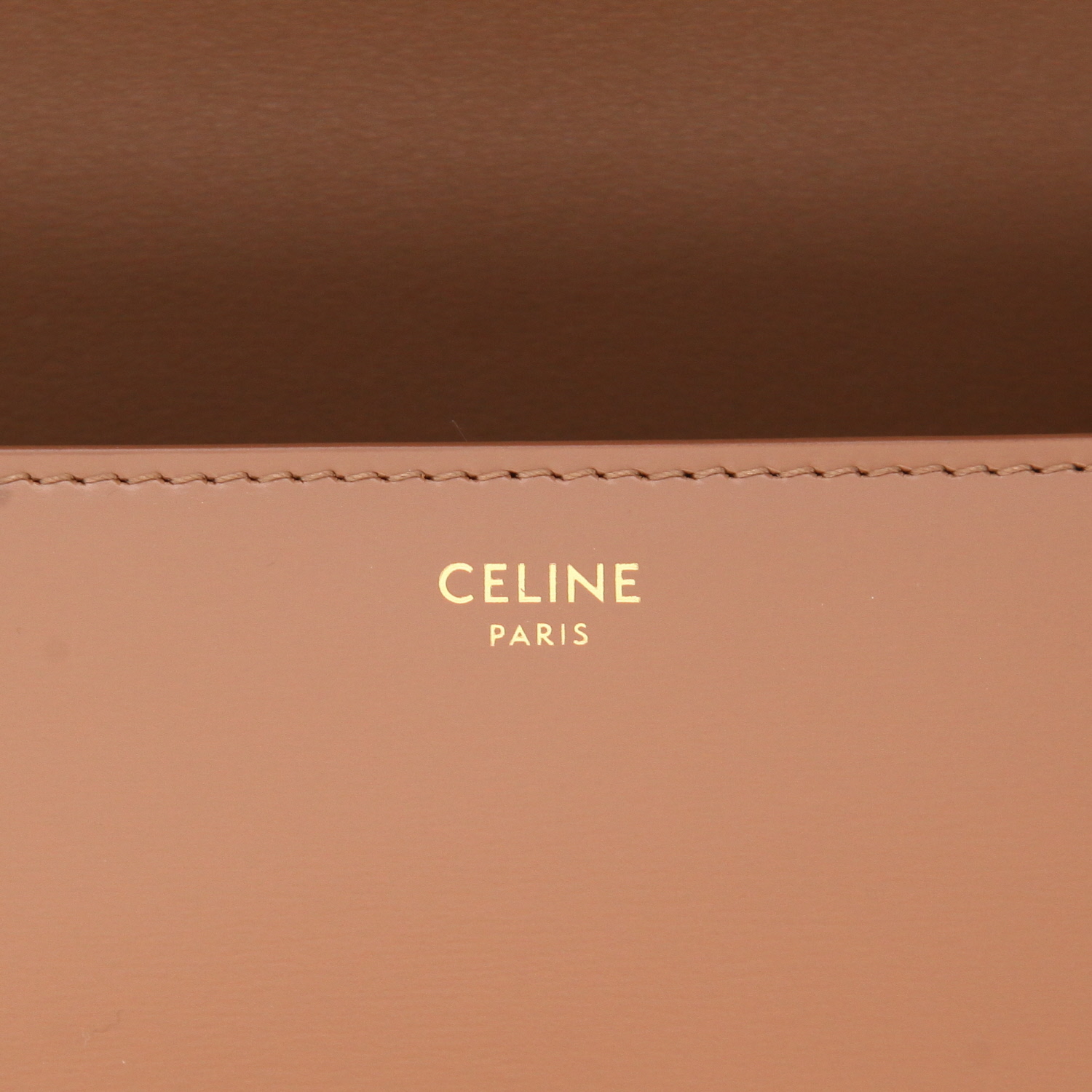 Bolso bandolera Celine  Triomphe Teen en cuero de color marrón glacial - Detail D2