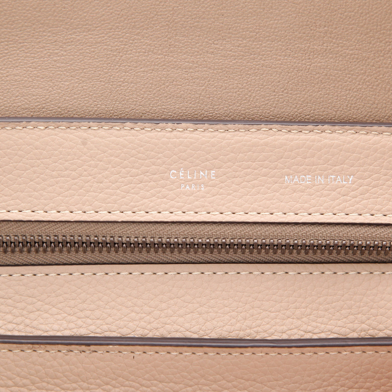 Bolso de mano Celine Trapeze en cuero beige y Veau velours beige - Detail D2