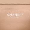 Sac/pochette Chanel   en cuir verni matelassé beige - Detail D2 thumbnail