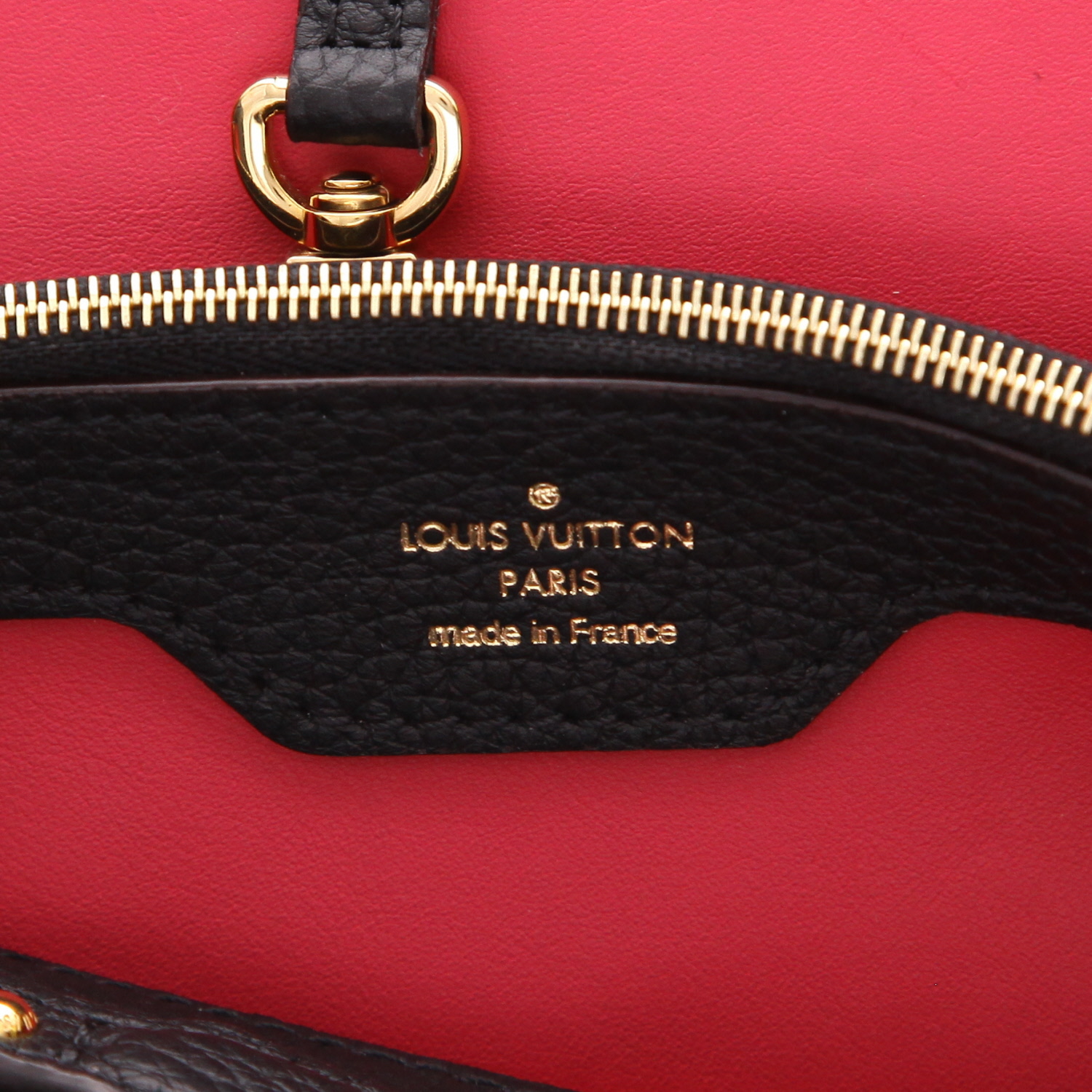 Sac à main Louis Vuitton Capucines grand modèle en cuir taurillon clémence noir - Detail D2