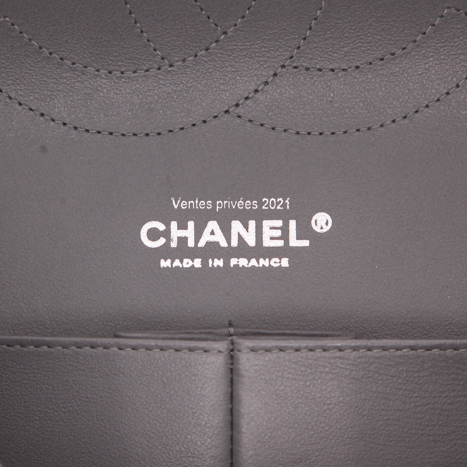 Chanel  Timeless Jumbo shoulder bag  in grey quilted grained leather - Detail D2