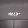 Sac bandoulière Chanel  Timeless Jumbo en cuir grainé matelassé gris - Detail D2 thumbnail