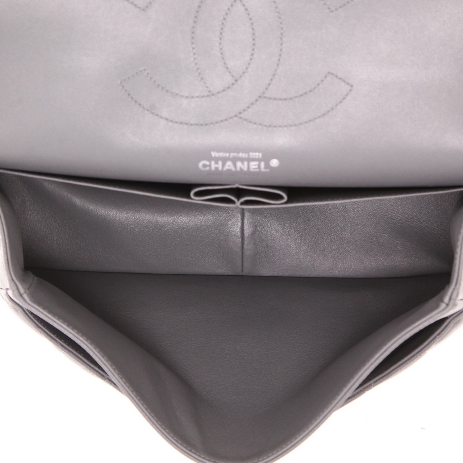 Chanel  Timeless Jumbo shoulder bag  in grey quilted grained leather - Detail D3