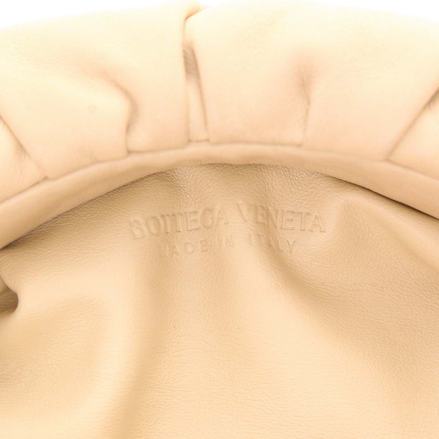 Bolso de mano Bottega Veneta  Pouch en cuero beige - Detail D2