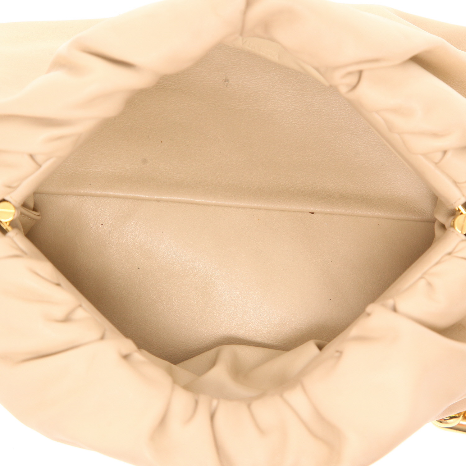 Bolso de mano Bottega Veneta  Pouch en cuero beige - Detail D3