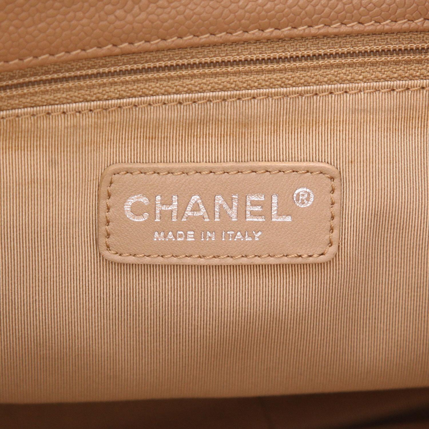 Chanel Shopping GST shopping bag in beige quilted grained leather - Detail D2