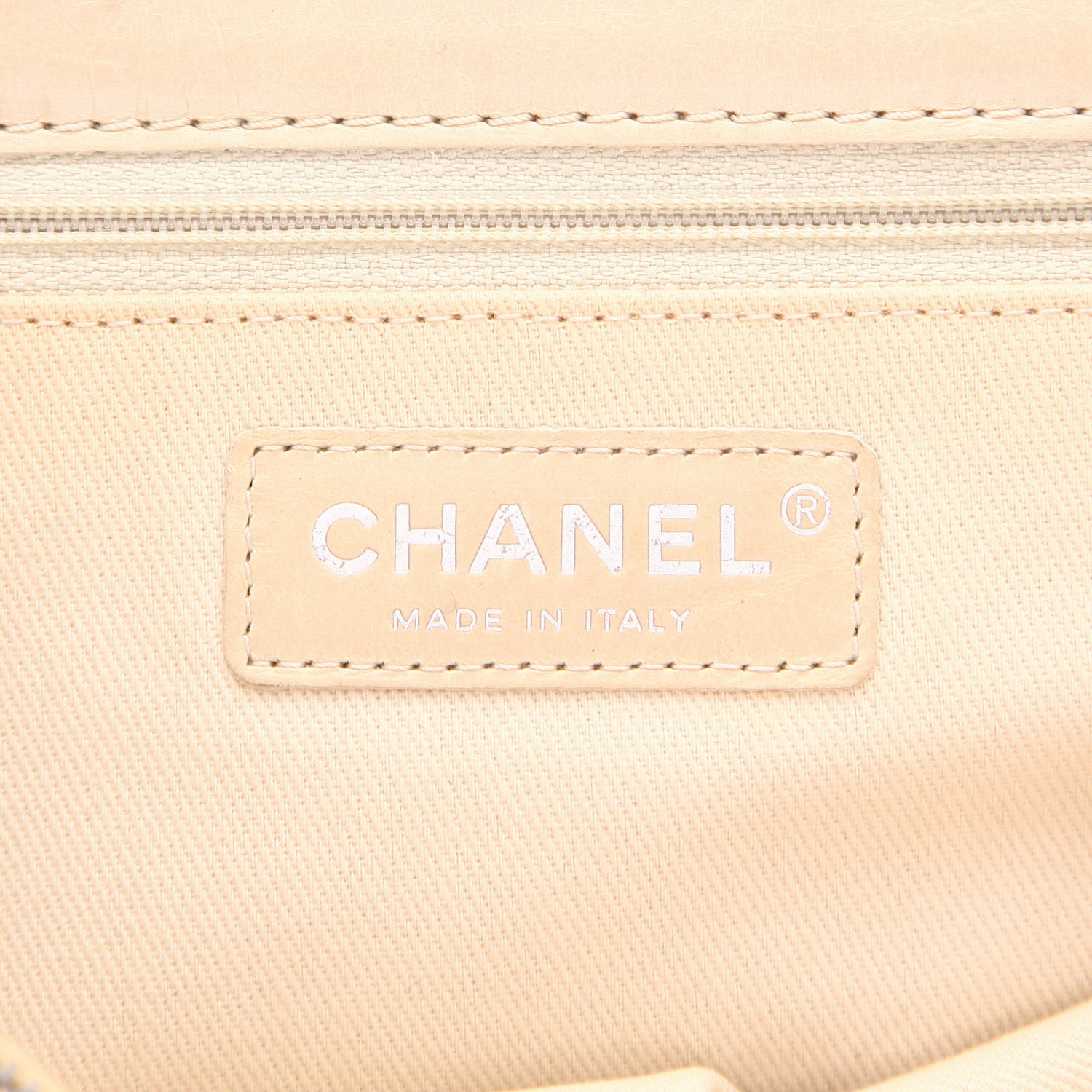 Bolso de mano Chanel en cuero beige - Detail D2