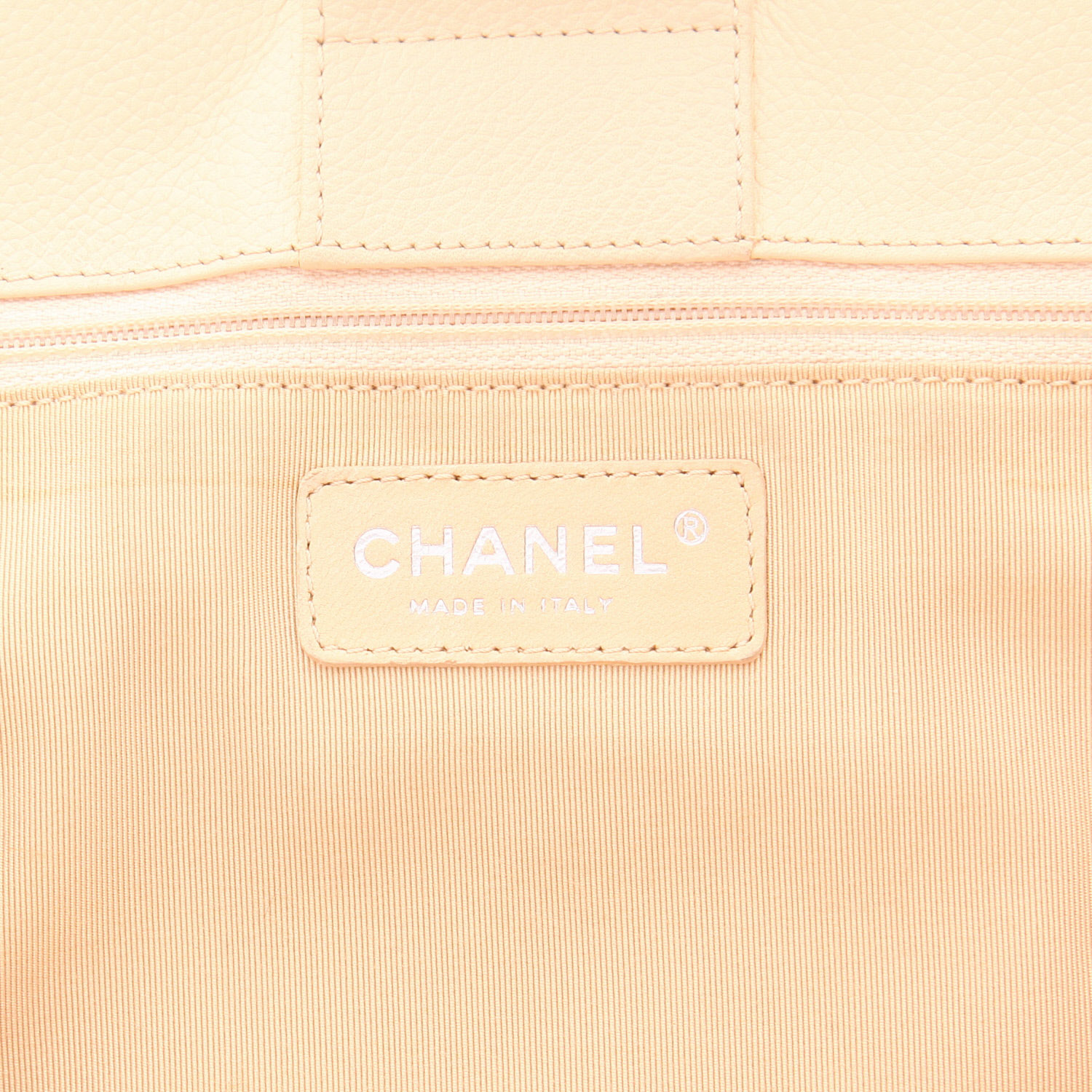 Sac à main Chanel  Executive en cuir grainé beige - Detail D2