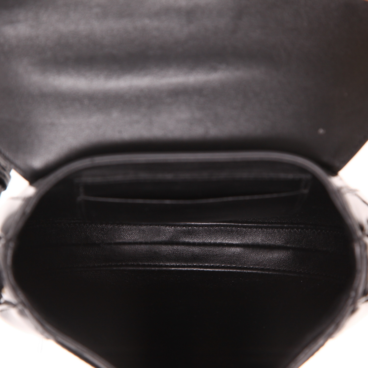 Sac bandoulière Celine 16 petit modèle en cuir verni noir - Detail D3