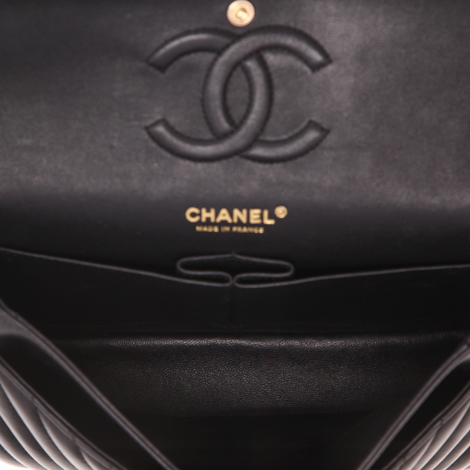 Bolso de mano Chanel  Timeless Classic en cuero acolchado con motivos de espigas negro - Detail D3
