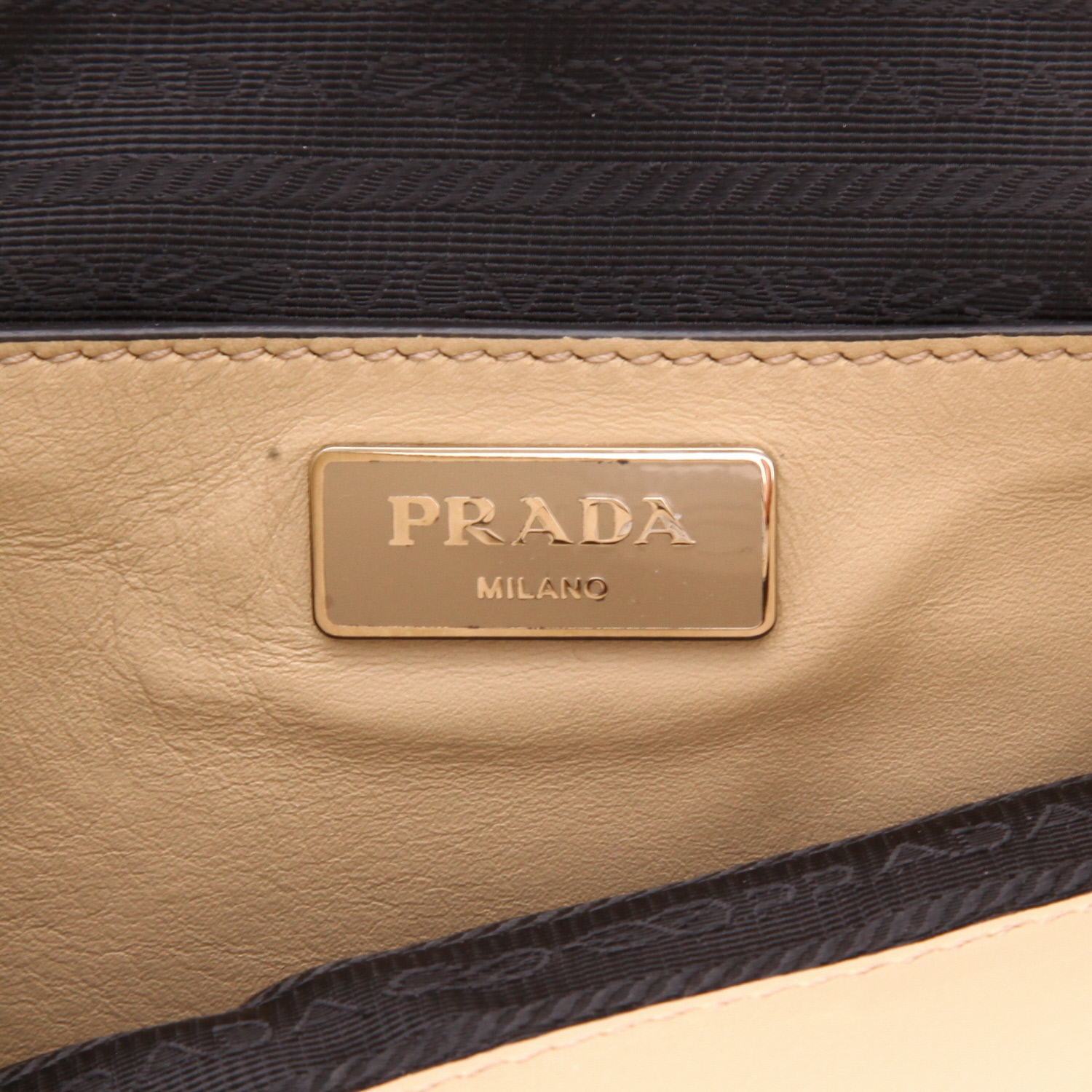 Sac à main Prada   en cuir beige et blanc-cassé - Detail D2