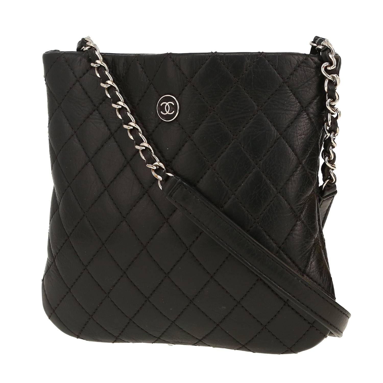 Chanel shoulder bag in black quilted leather