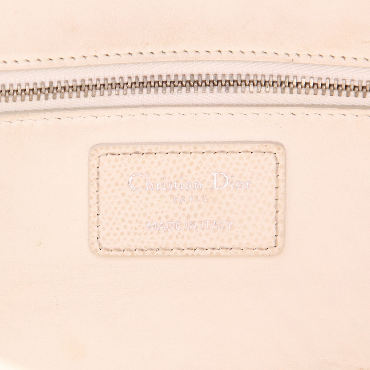 Dior  30 Montaigne handbag  in white grained leather - Detail D2