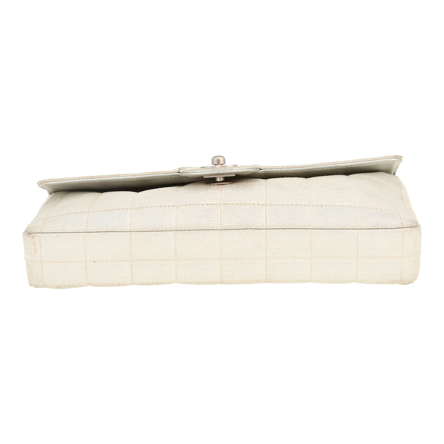 Sac à main Chanel  Choco bar en toile matelassée beige - Detail D1