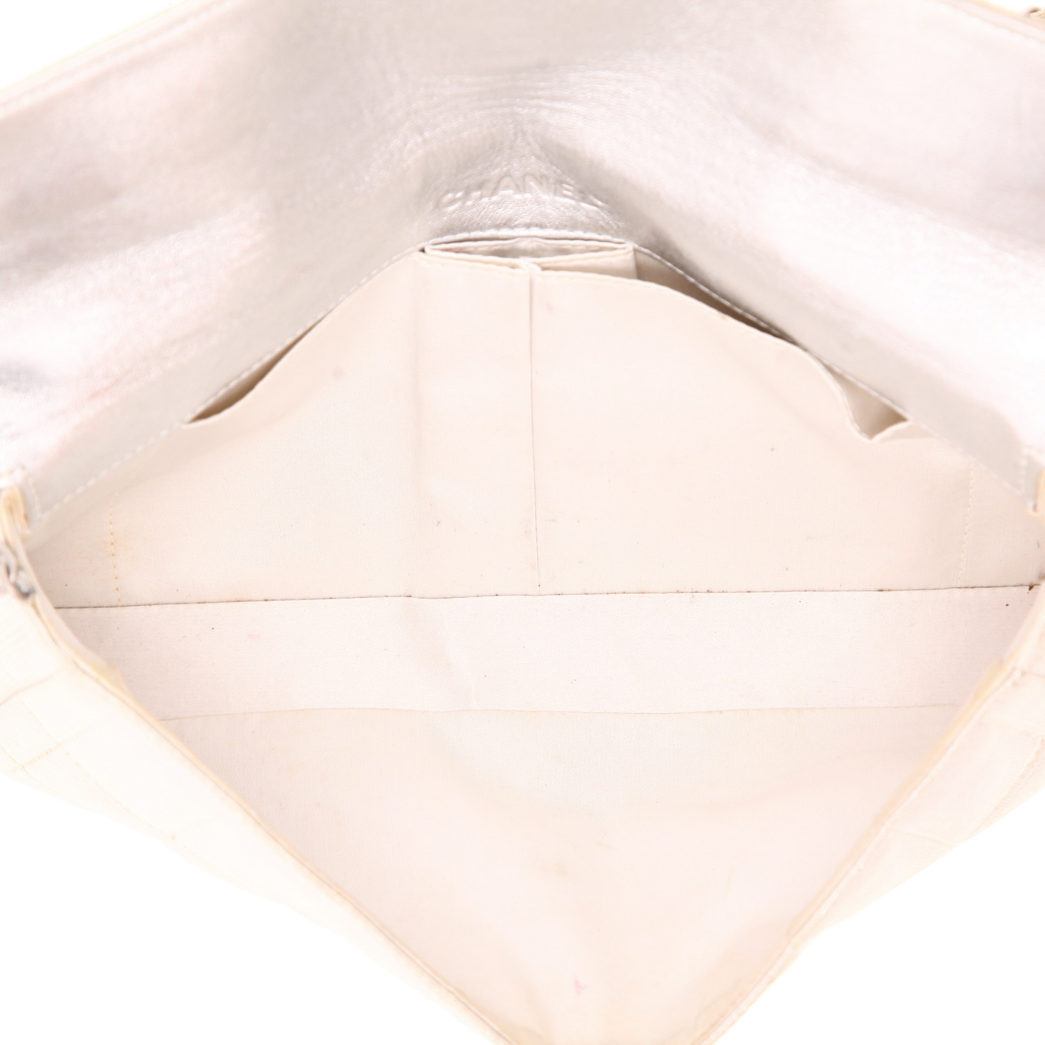 Bolso de mano Chanel  Choco bar en lona acolchada beige - Detail D3