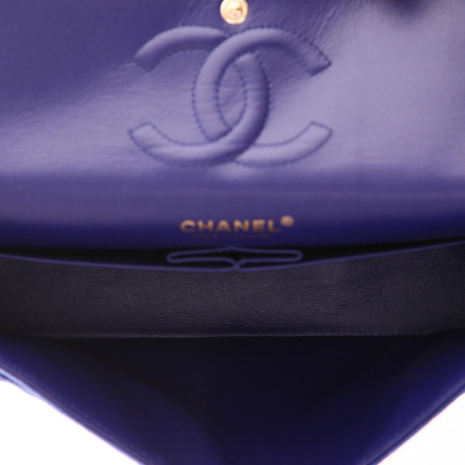 Bolso de mano Chanel  Timeless Classic en terciopelo acolchado azul marino - Detail D3