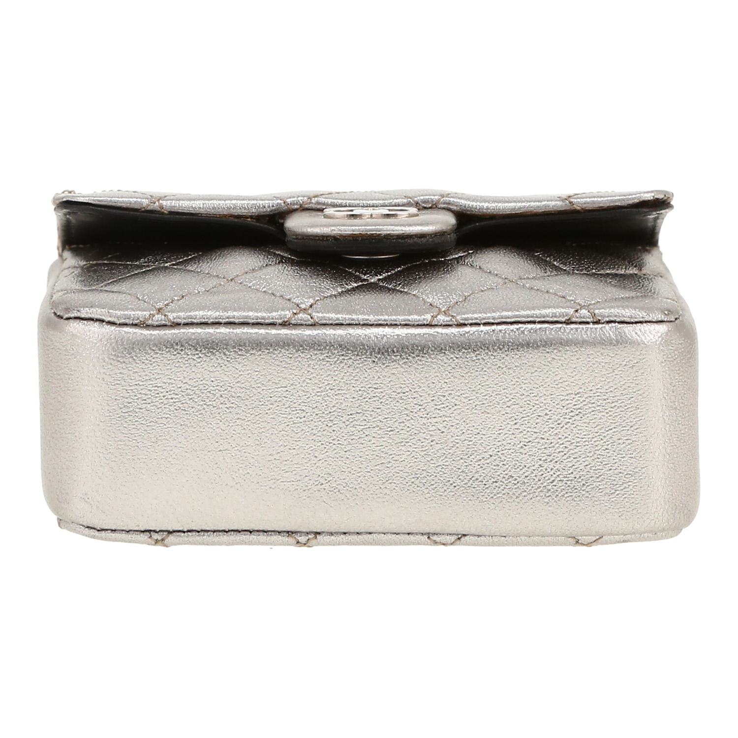 Chanel  Timeless Extra Mini key-ring  in silver quilted leather - Detail D1