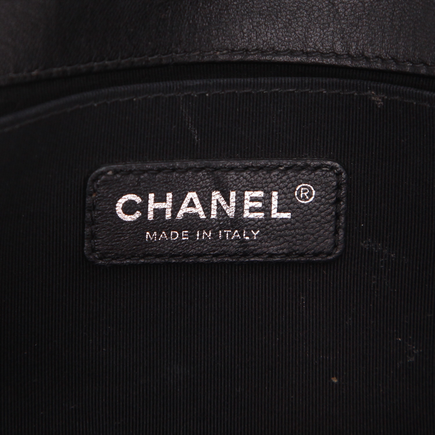 Chanel  Boy shoulder bag  in black quilted leather - Detail D2
