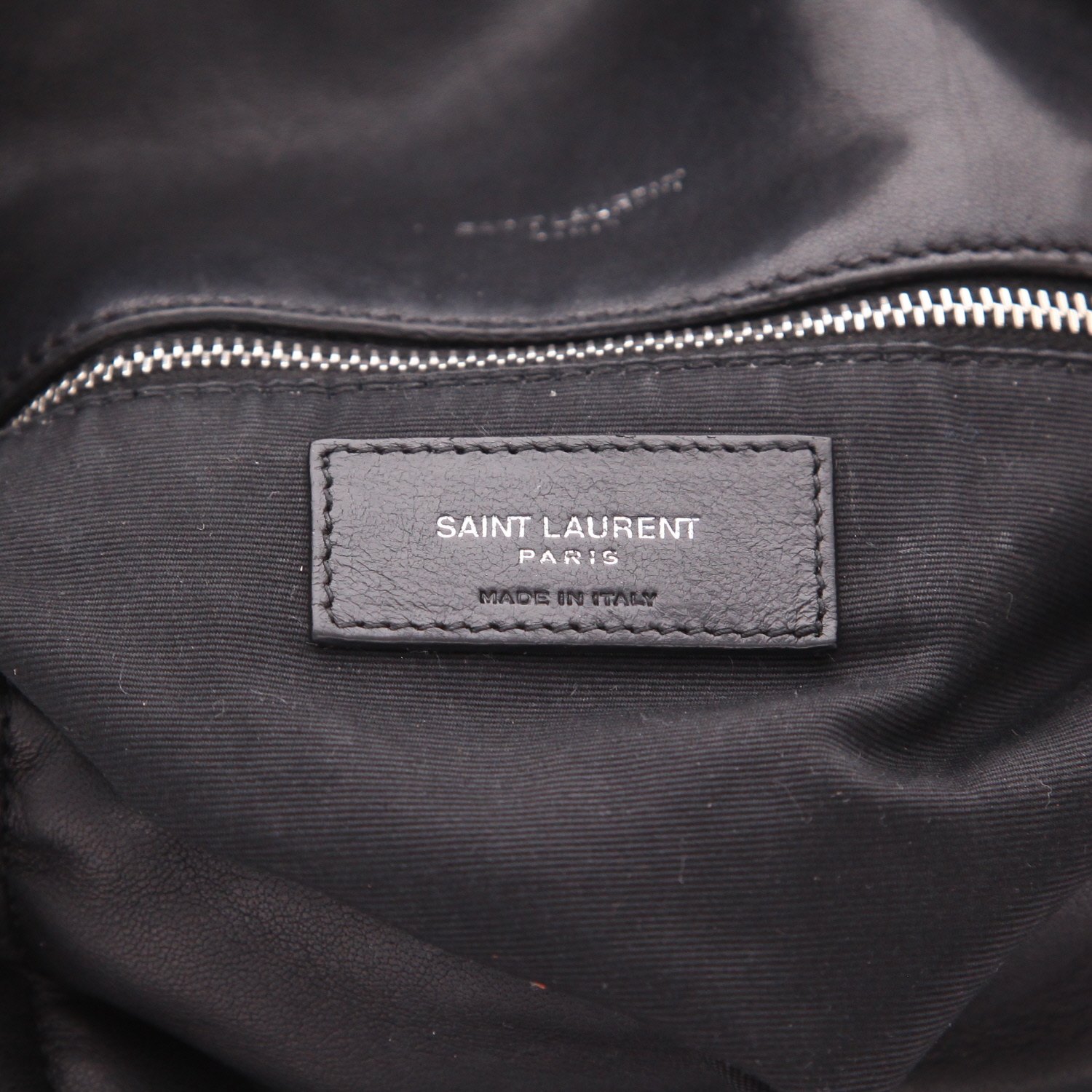 Sac bandoulière Saint Laurent  Loulou Puffer moyen modèle  en cuir matelassé chevrons noir - Detail D2