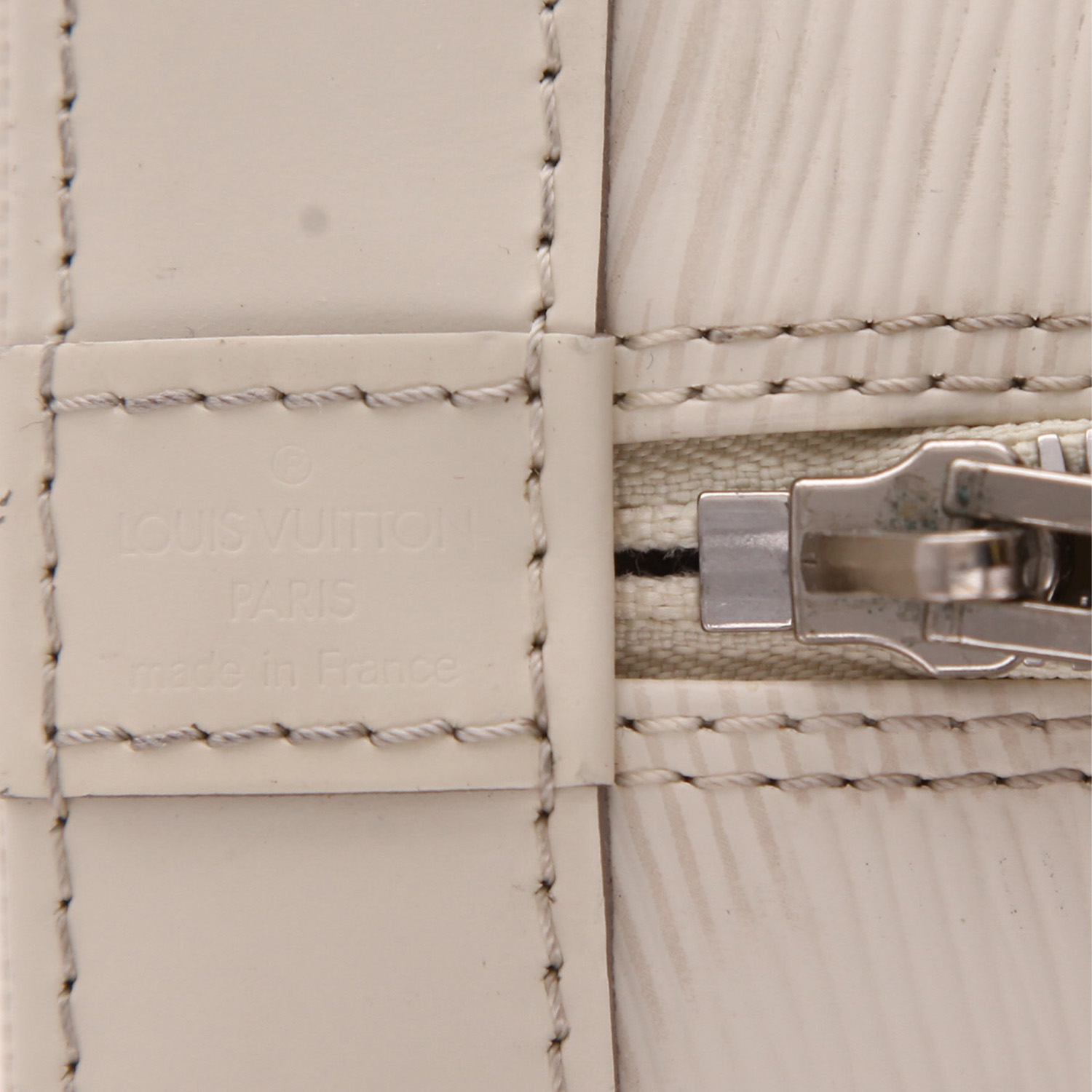 Sac à main Louis Vuitton  Alma moyen modèle  en cuir épi blanc - Detail D2