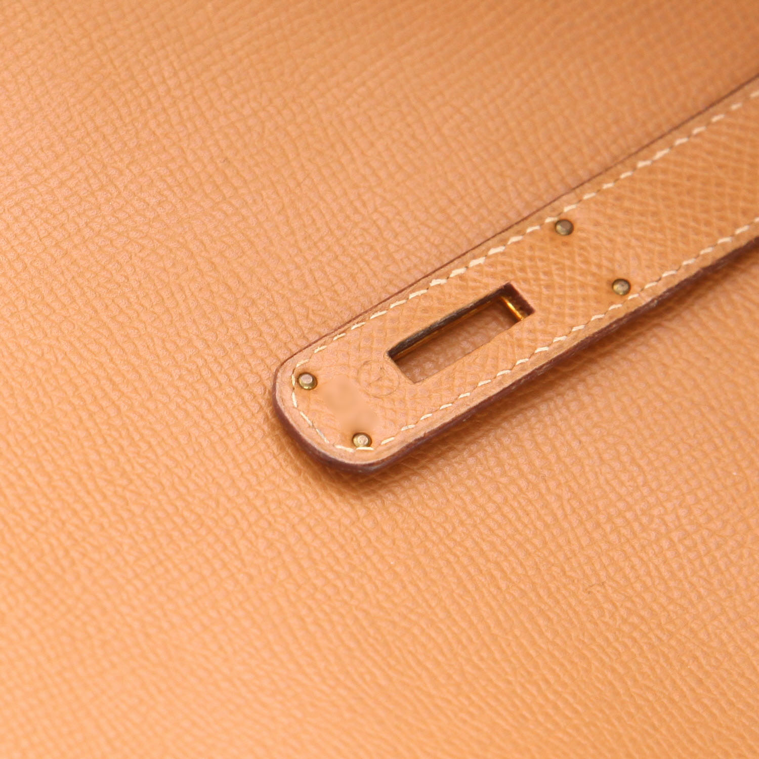 Hermès  Kelly 32 cm handbag  in gold Courchevel leather - Detail D3