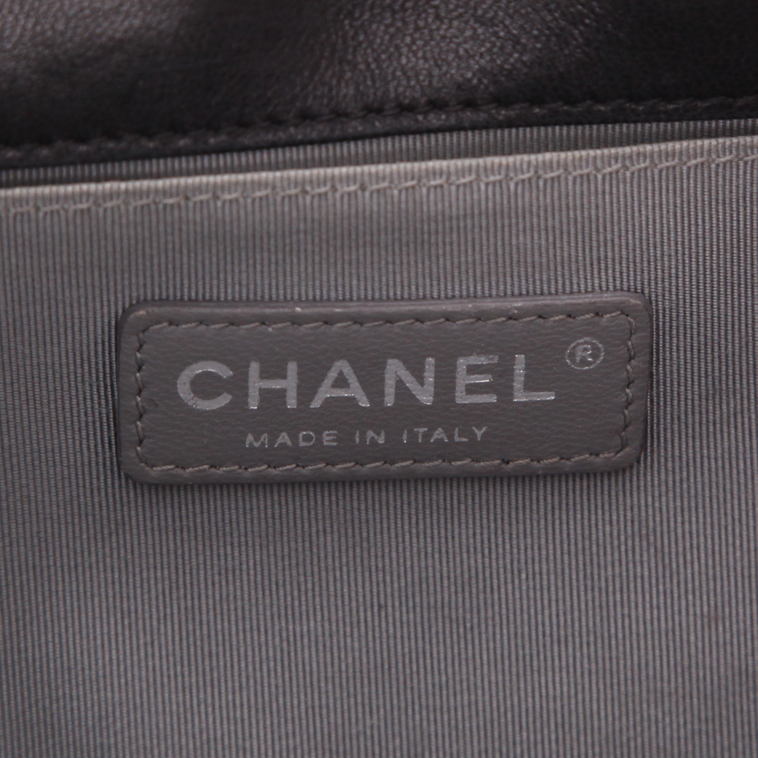 Chanel  Boy shoulder bag  in black quilted leather - Detail D2