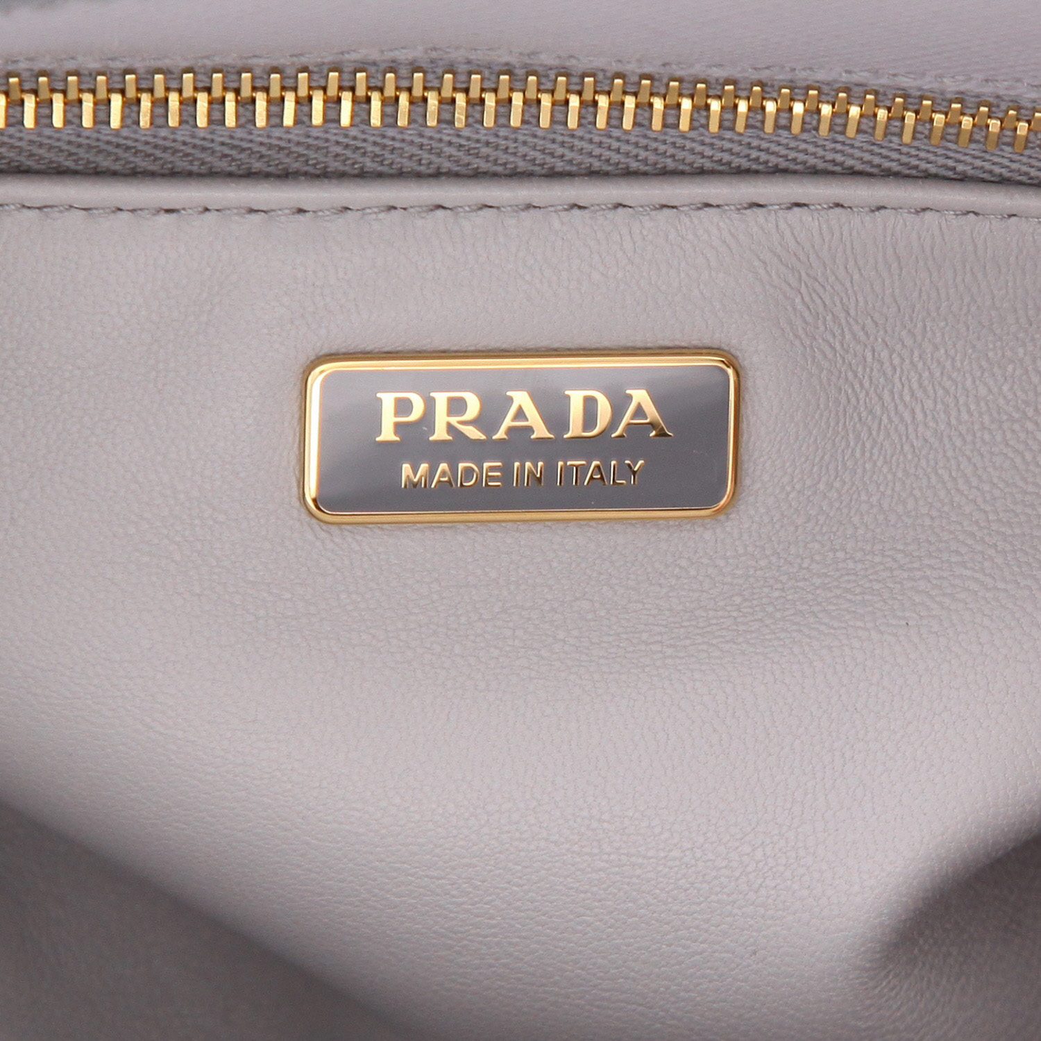 Prada  Galleria small model  handbag  in grey leather saffiano  and grey sheepskin - Detail D2