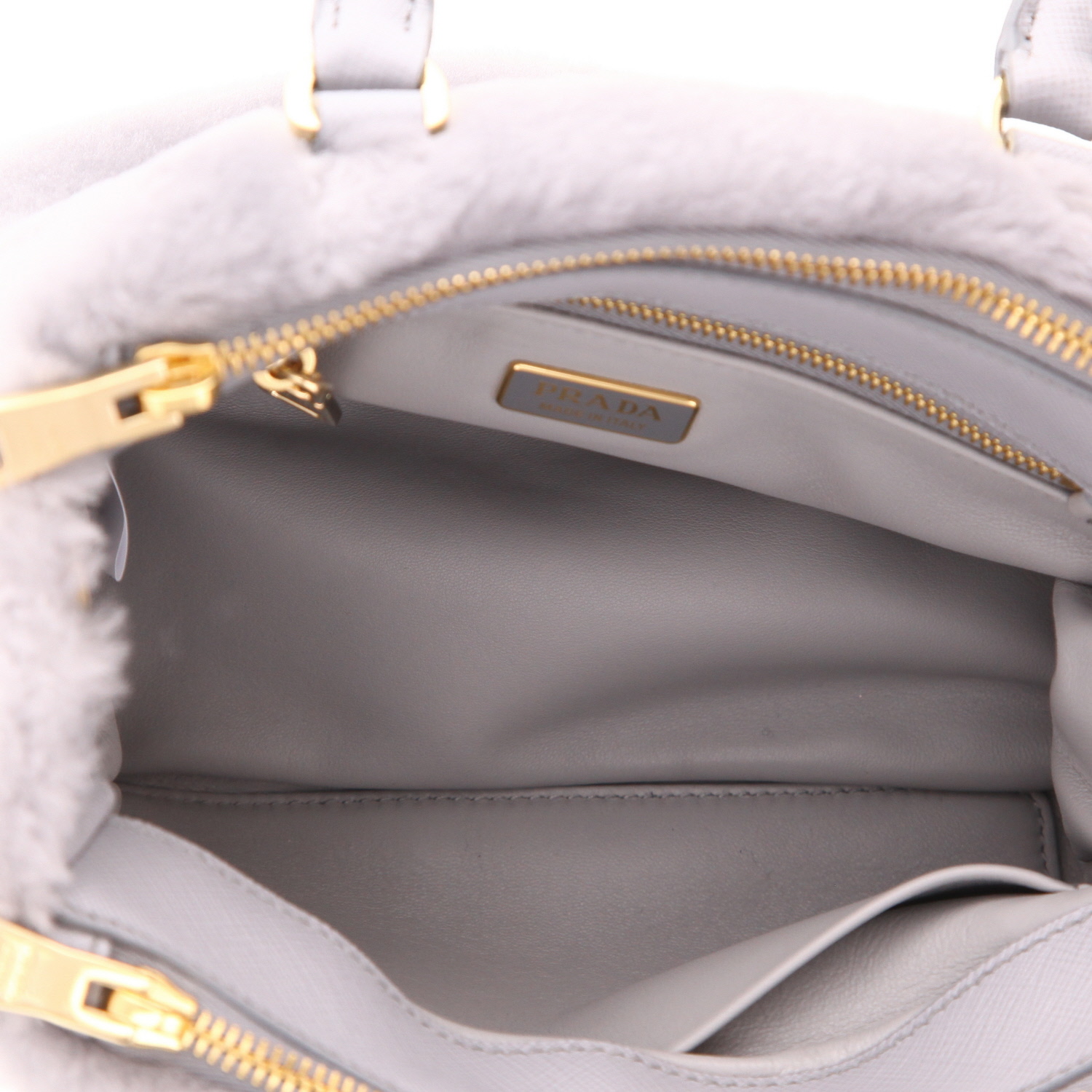 Sac à main Prada  Galleria petit modèle  en cuir saffiano gris et mouton retourné gris - Detail D3