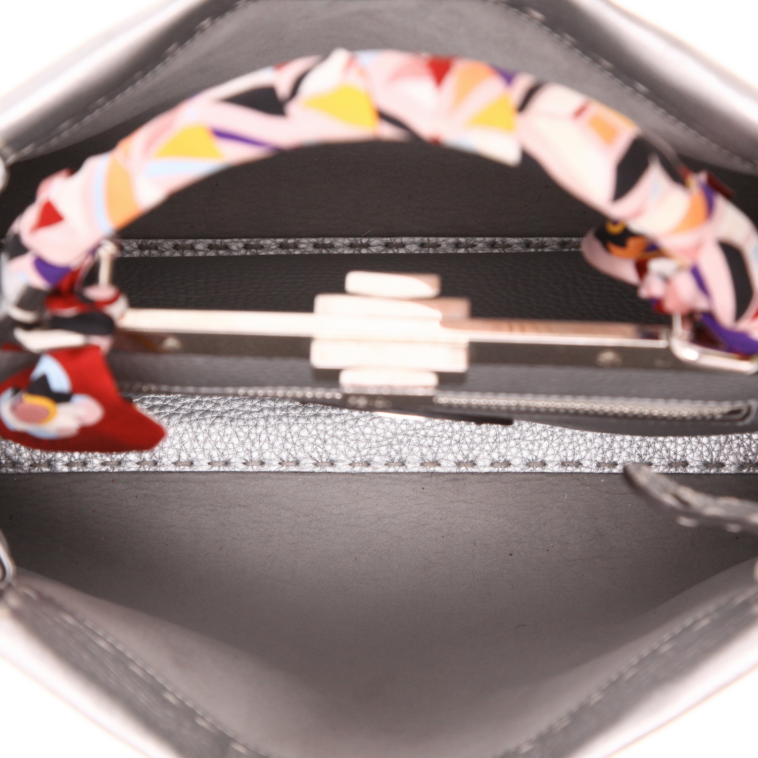 Bolso de mano Fendi  Peekaboo Selleria modelo mediano  en cuero granulado plateado - Detail D3