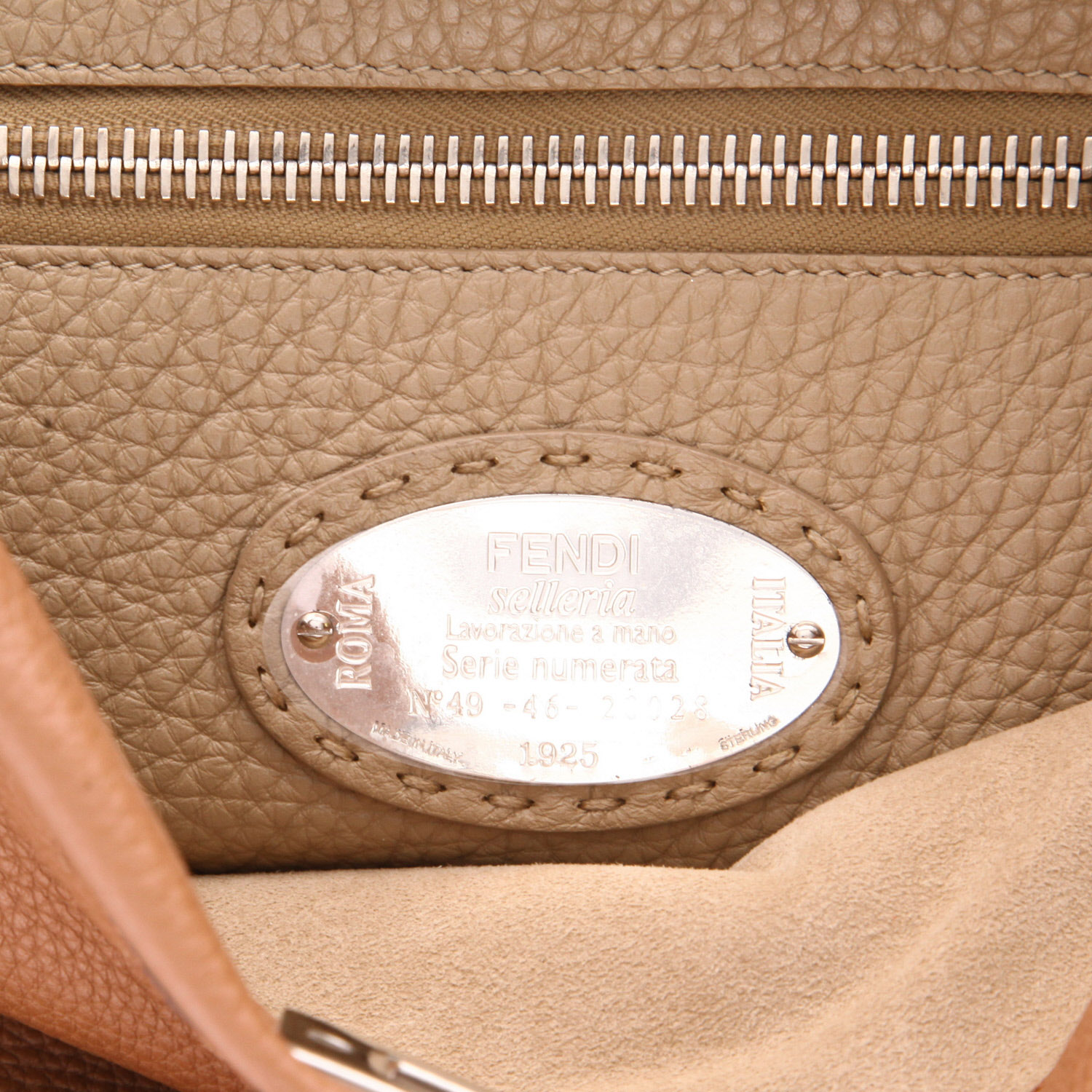 Borsa a tracolla Fendi  Peekaboo modello medio  in pelle martellata marrone - Detail D2
