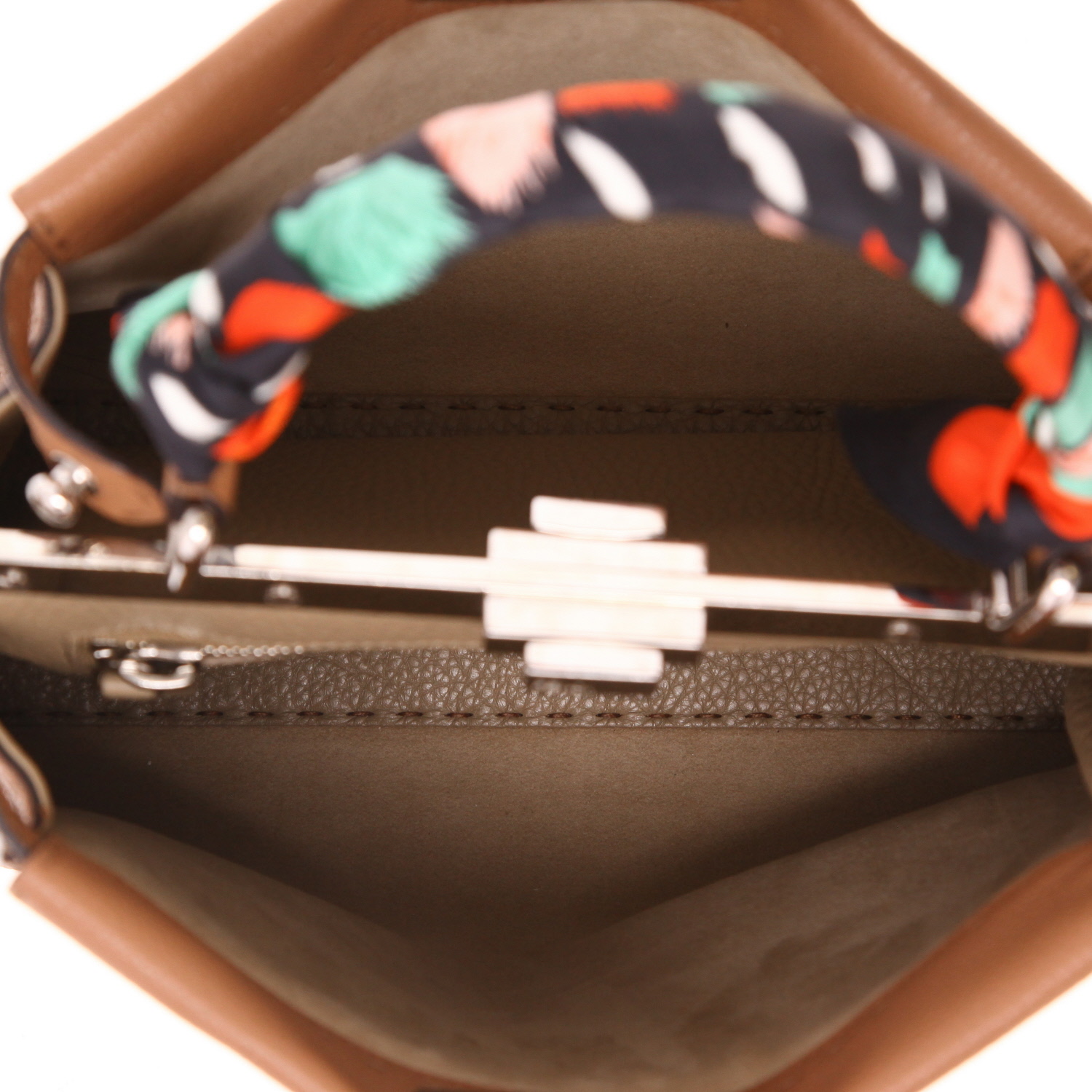 Borsa a tracolla Fendi  Peekaboo modello medio  in pelle martellata marrone - Detail D3