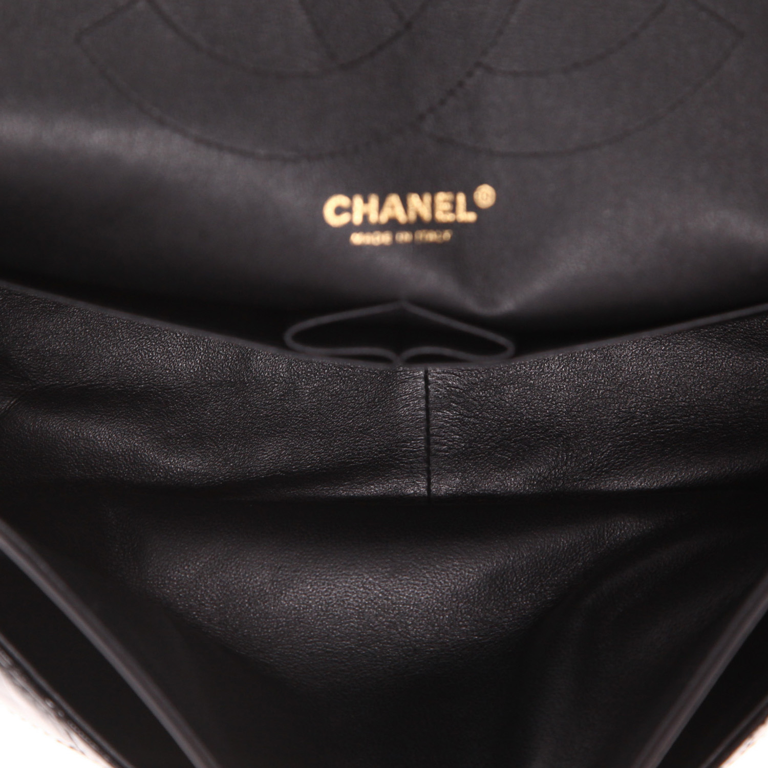 Bolso de mano Chanel  2.55 en charol acolchado negro - Detail D3