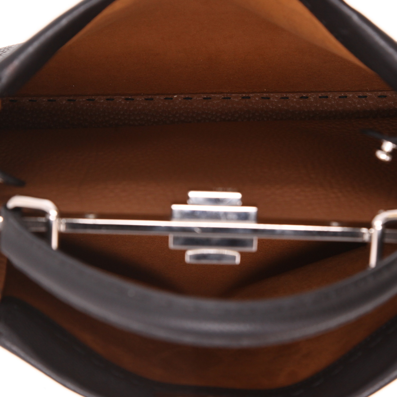 Borsa Fendi  Peekaboo Selleria modello medio  in pelle martellata nera - Detail D4