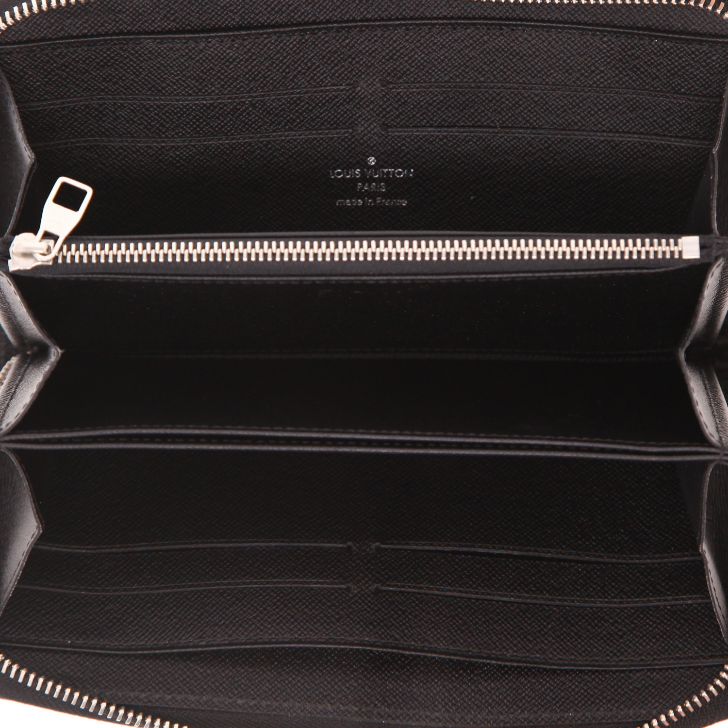 Portefeuille Louis Vuitton  Zippy en cuir épi bleu - Detail D3