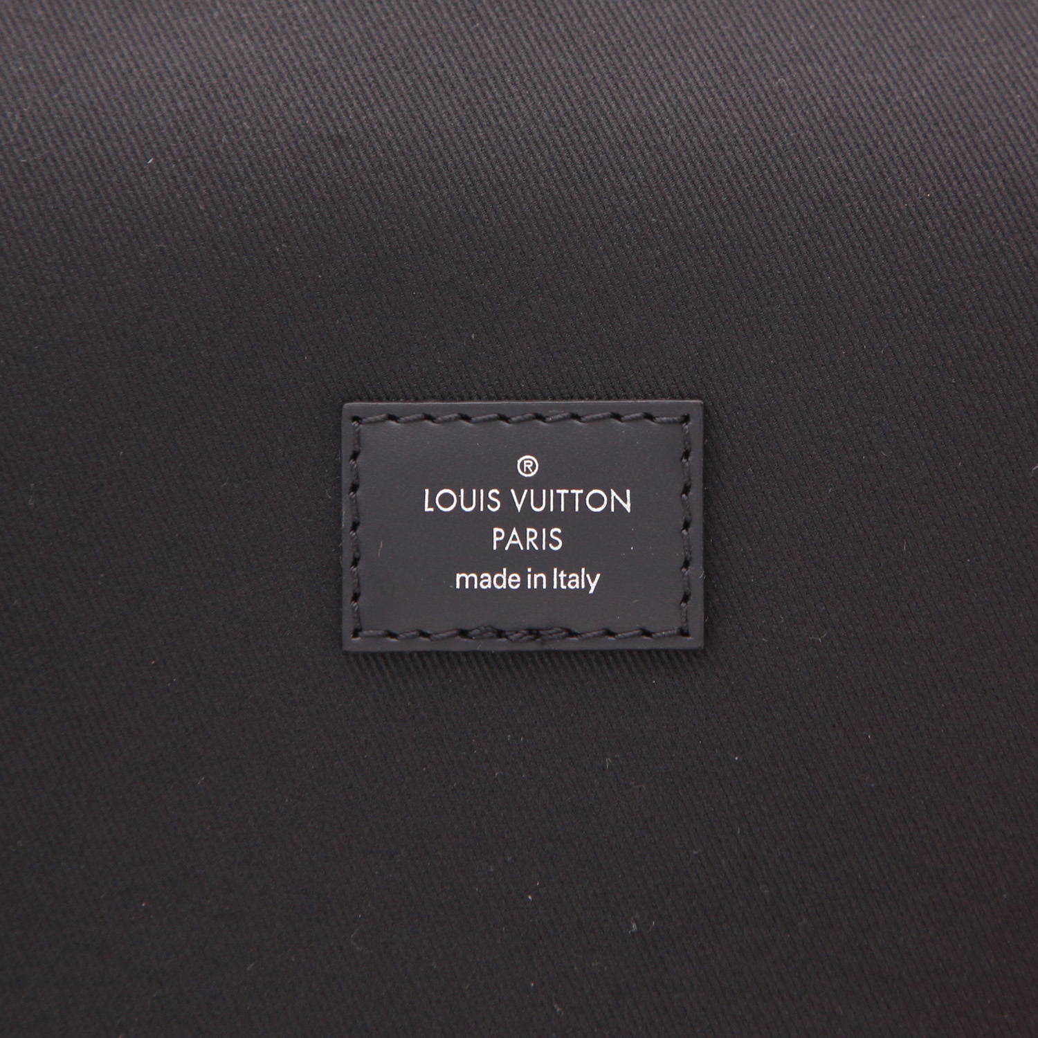 Louis Vuitton   pouch  in grey monogram canvas - Detail D2