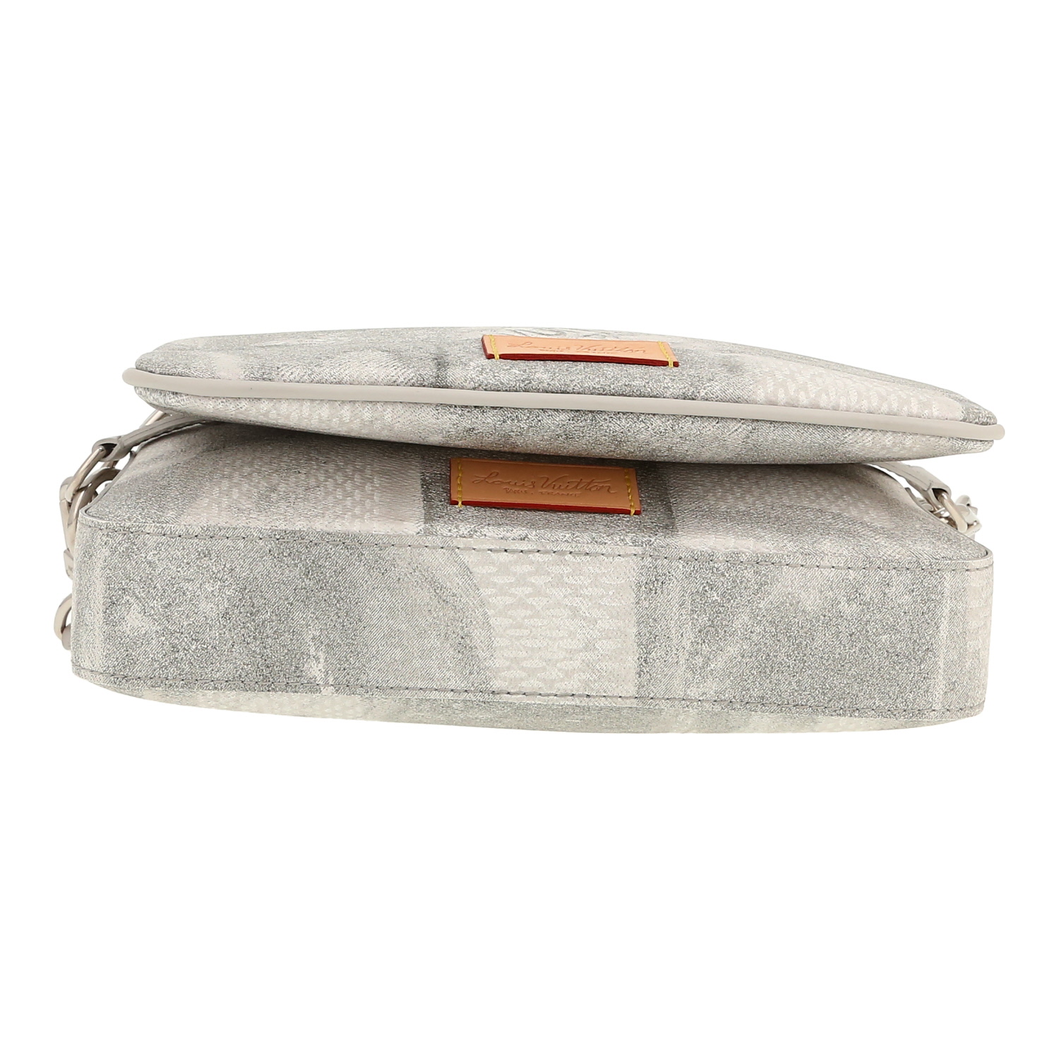 Sac bandoulière Louis Vuitton Trio Messenger en toile damier Salt et cuir gris - Detail D1