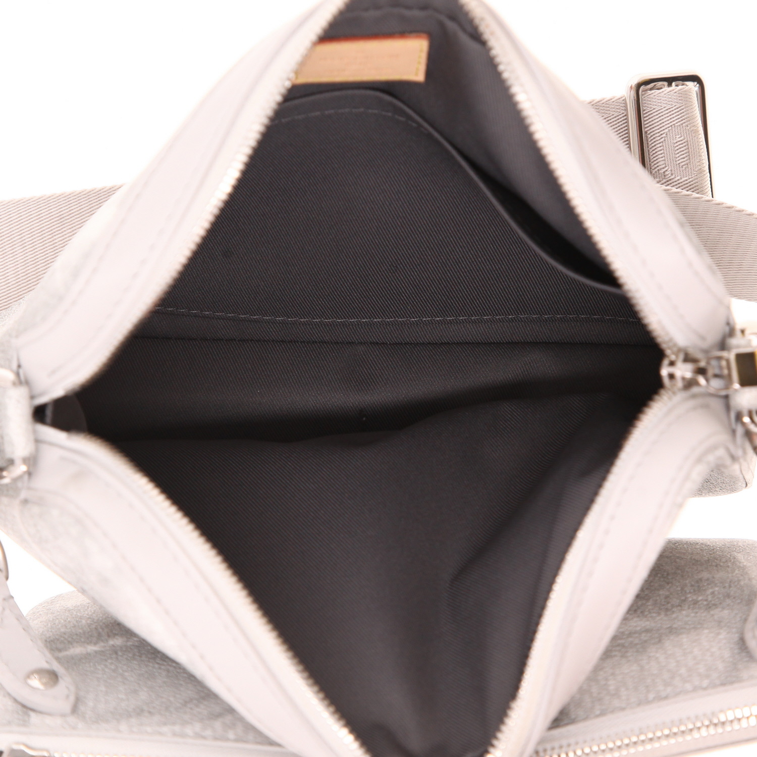 Sac bandoulière Louis Vuitton Trio Messenger en toile damier Salt et cuir gris - Detail D3