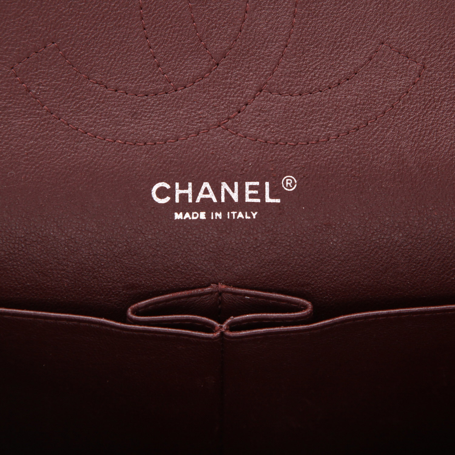 Chanel  Timeless Jumbo shoulder bag  in black quilted grained leather - Detail D2